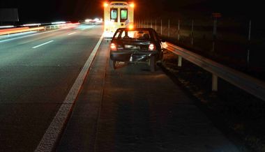 Zwei verletzte Autolenker nach Auffahrunfall auf der A13 - über 11'000 Franken Sachschaden