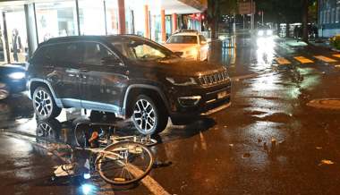 Velo stösst mit Auto auf der Bahnhofstrasse zusammen