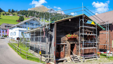 Renovation und Denkmalpflege unter einen Hut bringen: Schindeln für 500-jähriges Haus