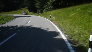 Von Strasse abgekommen: Motorradlenker verletzt sich bei Selbstunfall