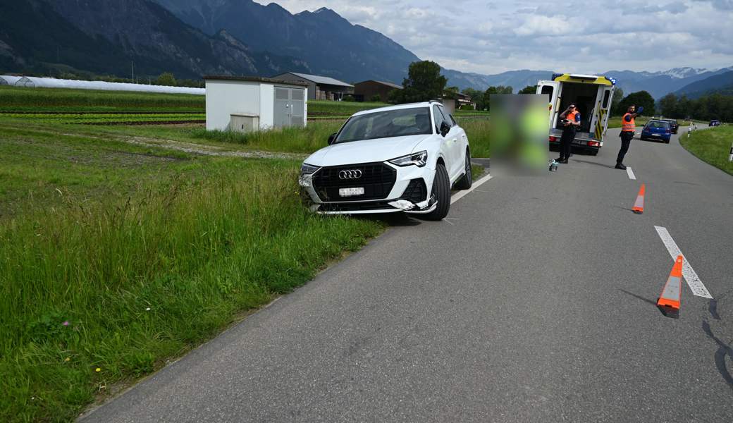 Der Audi streifte das Motorrad, dessen Fahrer dadurch stürzte.