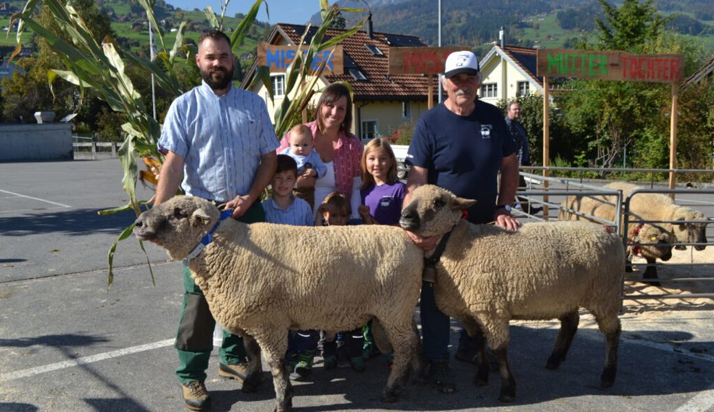  Fröhliche Gesichter bei der Familie Lampert mit den Eltern Marc und Fabienne sowie den Kindern Vivienne, Maurin, Liano und Nevin über den Sieg ihres Zuchtwidders Bednar (links) und Walter Eggenberger mit Lisa, der Miss Grabs. 