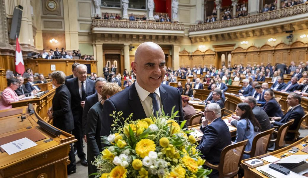 Der scheidende Bundespräsident Alain Berset und seine Regierungskollegen verlassen den Saal vor den Gesamterneuerungswahlen des Bundesrates.