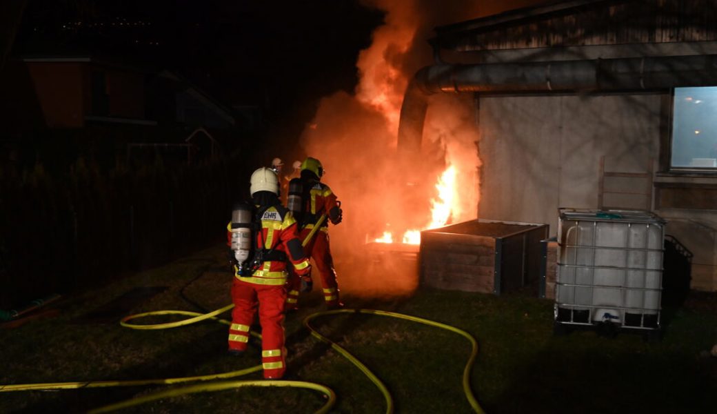  Brennholz in einem Unterstand in Sevelen fing Feuer. Die Feuerwehr konnte den Brand rasch unter Kontrolle bringen. Bilder: Kapo SG