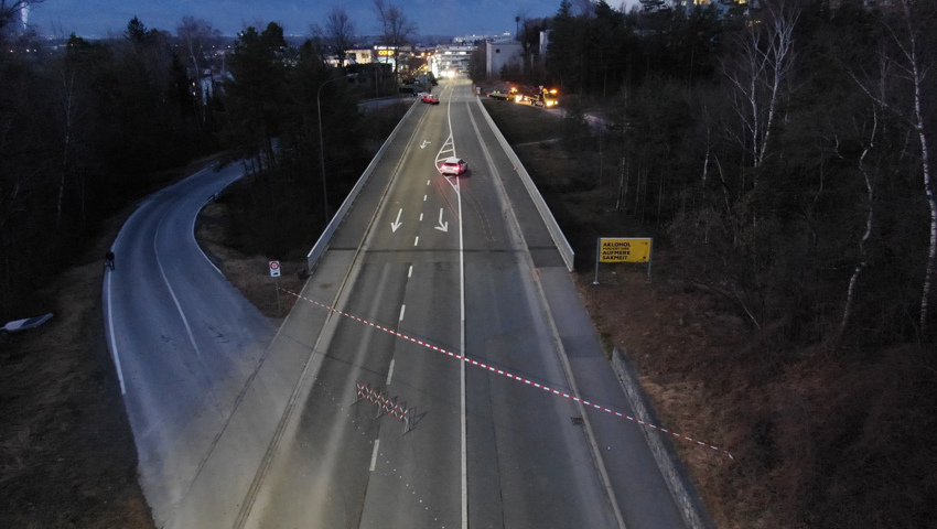 Die Unfallverursacherin fuhr nach dem Überholen eines Autos in ein vor ihr fahrendes und danach noch in ein entgegenkommendes Auto.