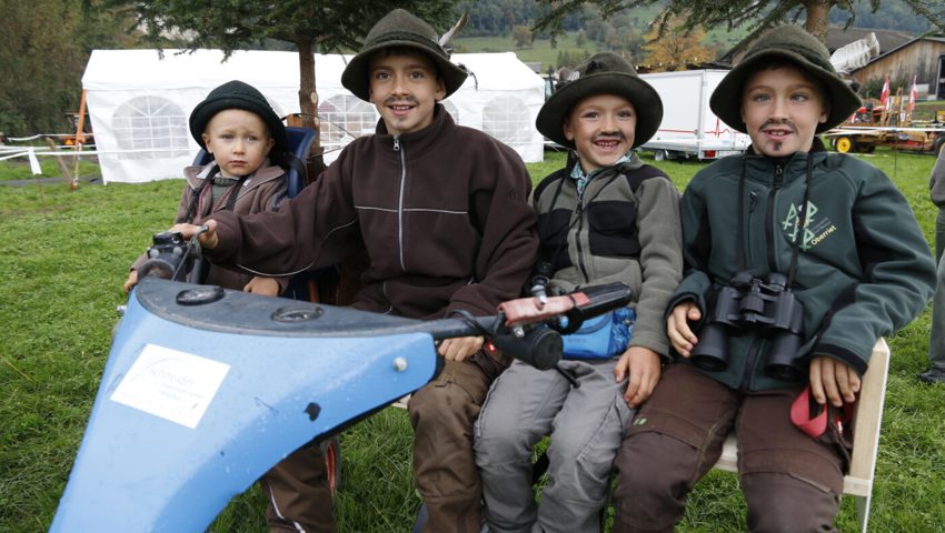  Am liebsten spielen die Heeb-Brüder im Wald, daher war ihr Motto naheliegend: Jäger und Jagd. Von links: Emilio, Levin, Liano und Tamino.