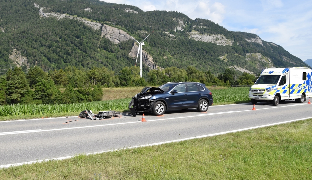 Töfffahrer kollidiert mit entgegenkommendem Auto und wird in Wiesland geschleudert