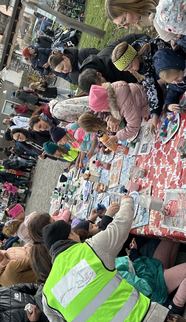 Die Kinder hörten der Geschichtenerzählerin aufmerksam zu und staunten.