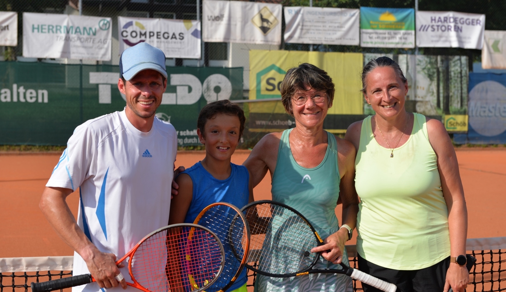 Die Finalisten (von links): Micha Winkler (Finalist Herren A), Teo Salabas (Clubmeister), Andrea Mertins (Clubmeisterin) und Nicole Göldi (Finalistin Damen).