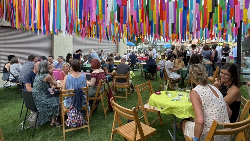  Bunte Deko, frisches Grün und feine Grilladen sorgten für einen gemütlichen und sommerlichen Abend. 