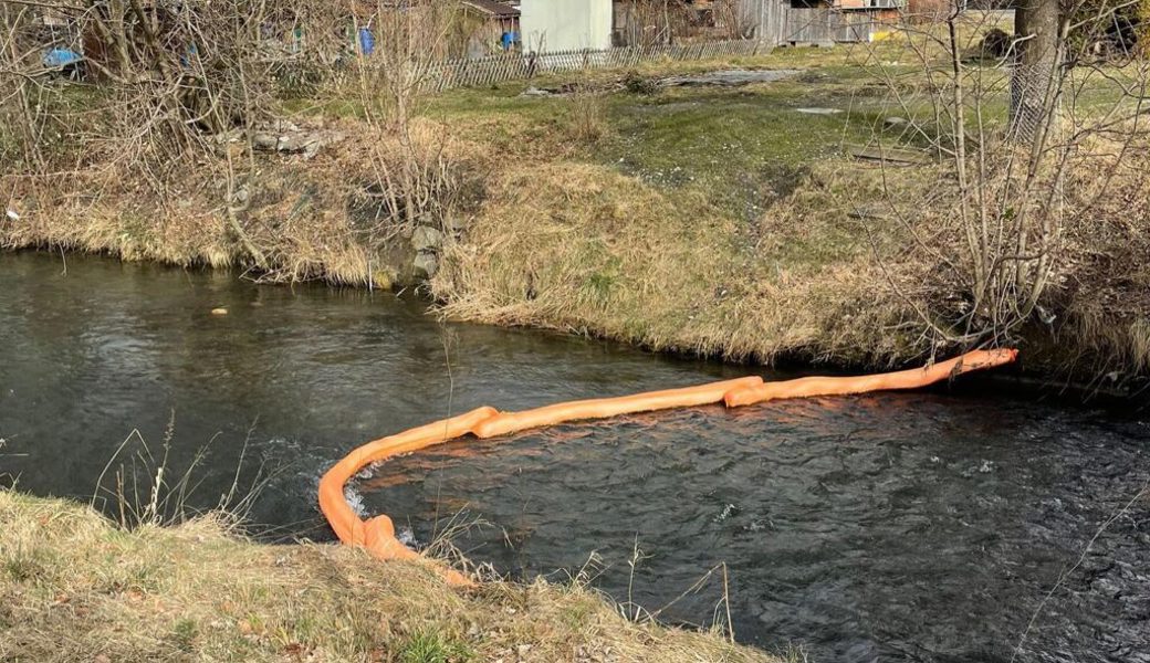  Das Öl wurde aus dem Wasser gefiltert. 