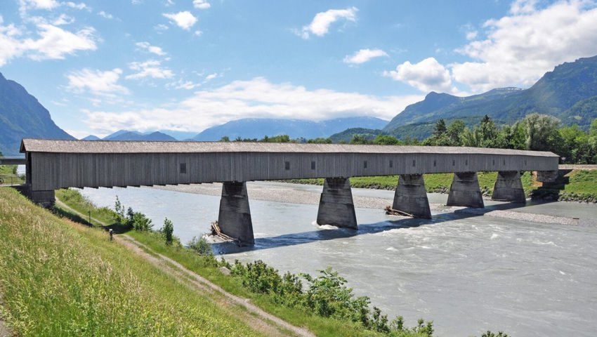  Die im Jahr 1901 erstellte und letzte noch erhaltene Holzbrücke am Rhein verbindet Vaduz und Sevelen.