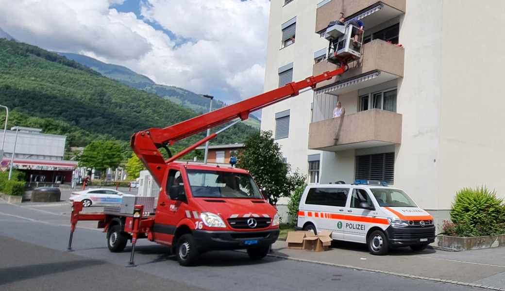 Polizisten sammelten die Entenküken auf dem Balkon ein. 