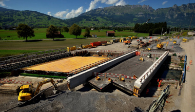 Tonnenschwere Doppelspur-Brücke an richtige Position geschoben