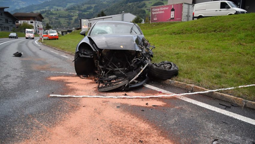  Zwei Personen wurden beim Unfall verletzt.