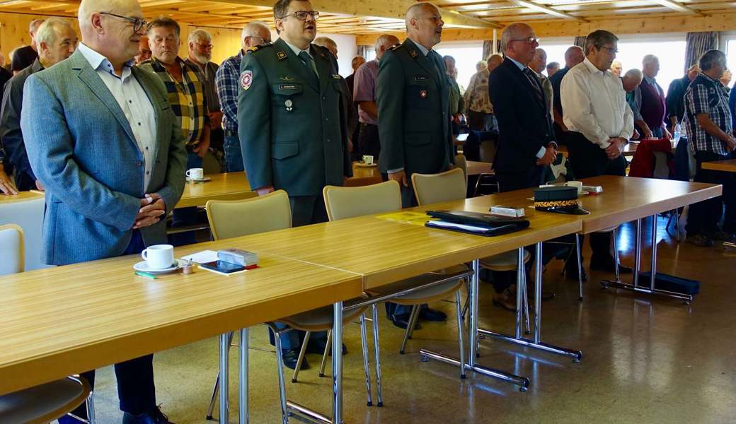 Zu Beginn der Versammlung wurde die Nationalhymne gesungen: In der ersten Reihe zu sehen sind Rolf Züllig, Antonio Spadafora, Beat Eberle, Fredy Fässler und Jakob Büchler (von links). 