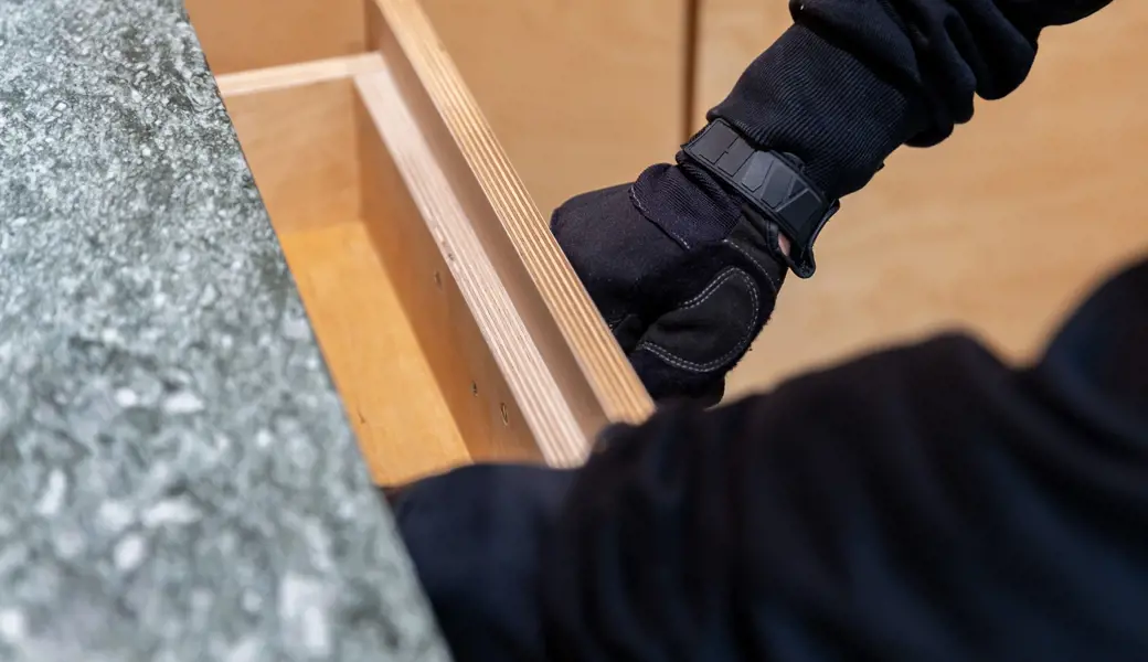 Schon wieder werden bei Einbruch Waffen gestohlen