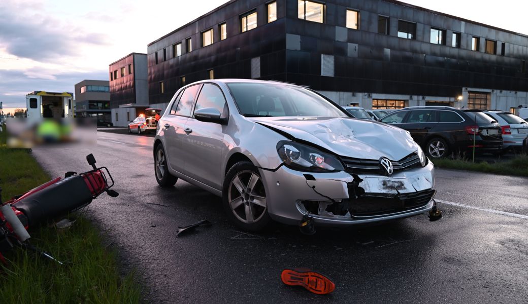 Nach dem Überholmanöver fuhr der Motorradfahrer frontal in das entgegenkommende Auto.