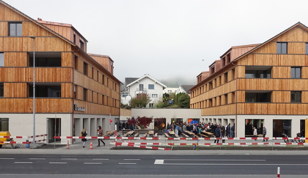 Die zwei Gebäude des «Zentrum Trübbach» fügen sich harmonisch ins Dorfbild ein.