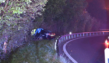 Totalschaden und Ausweis weg: Fahrunfähiger Mann verliert Herrschaft über Auto