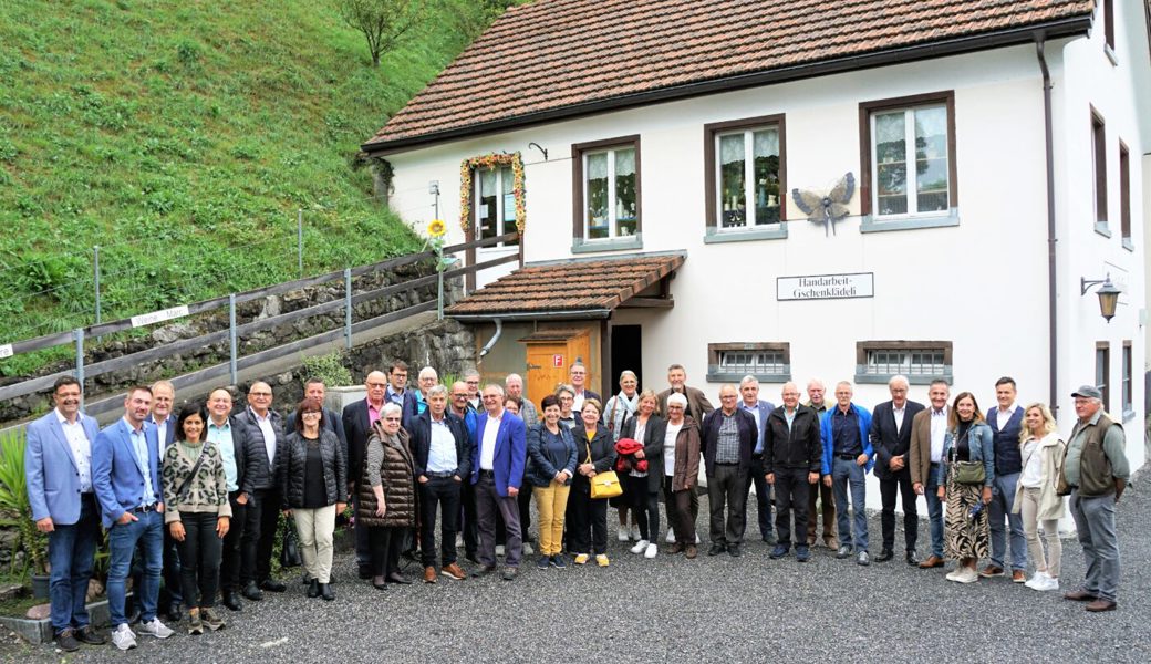  Die Gruppe liess sich in Quinten über die Besonderheiten des Weinbaus informieren. 