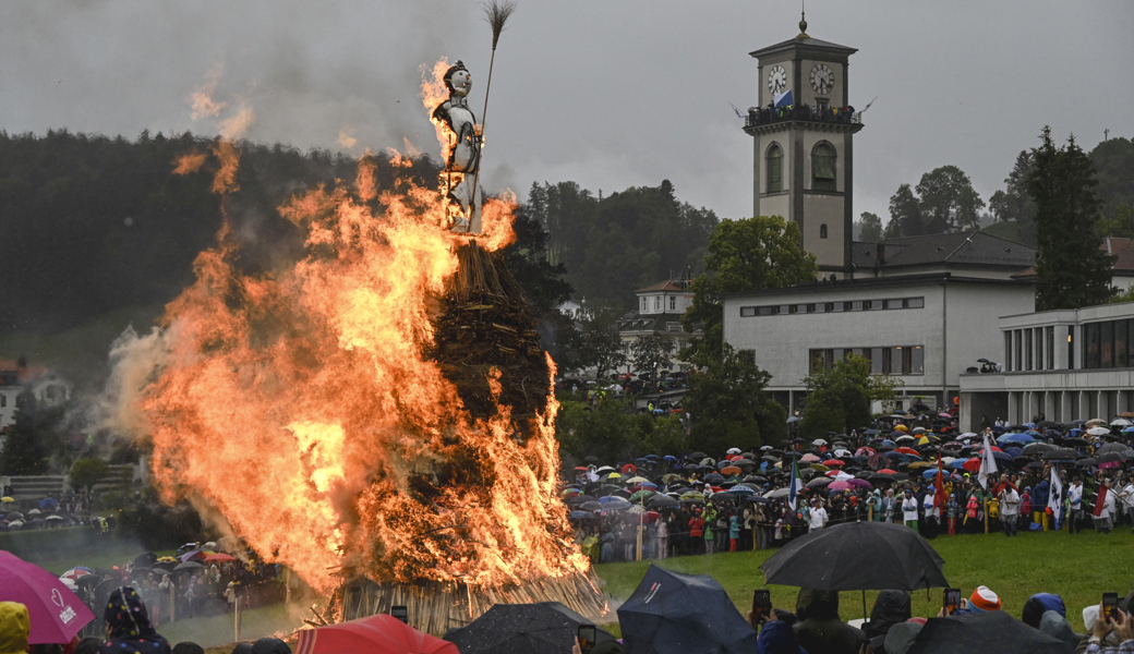 Rund 5000 Besuchende waren auf der Streulewiese in Heiden bei der Bööggverbrennung dabei.