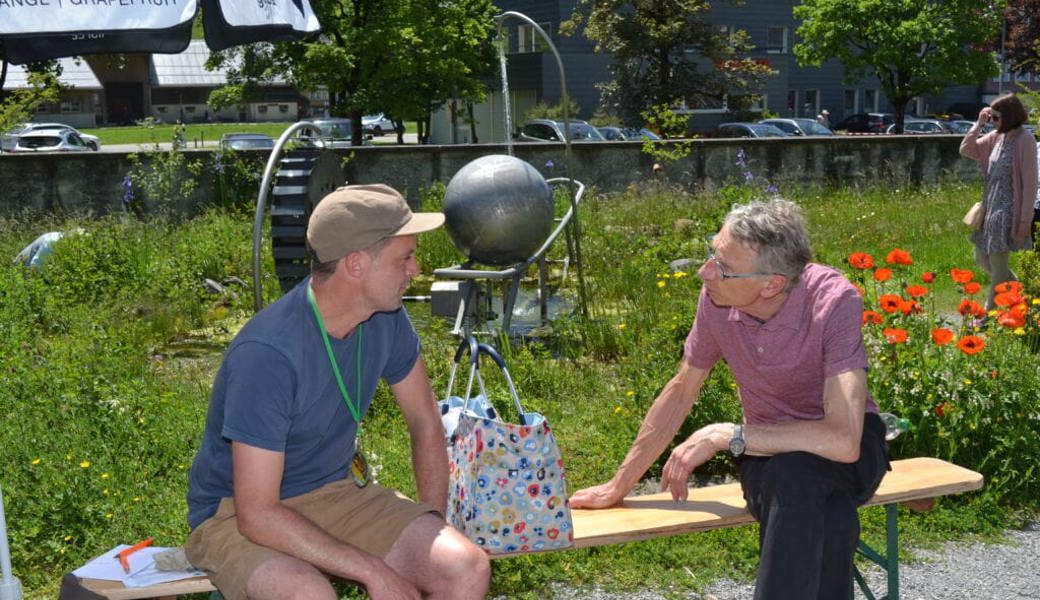  Angeregte Diskussion zwischen Benjamin Waibel (links) und der Skispringer-Legende Walter Steiner im Klostergarten. 