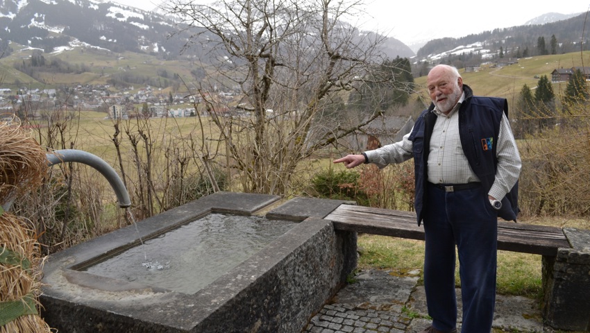  Im Brunnen beim Haus nehmen Barbara und Ruedi Eugster jeden Morgen ein Bad. 