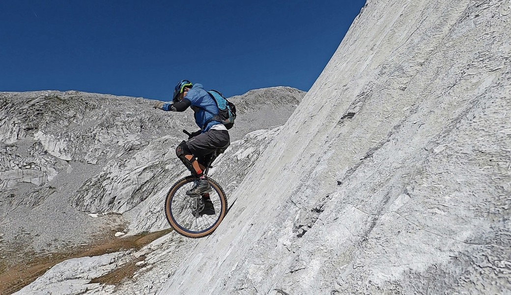 Schwarze Piste mit einem Rad bewältigen: Meisterschaften mit hohem Schwierigkeitsgrad