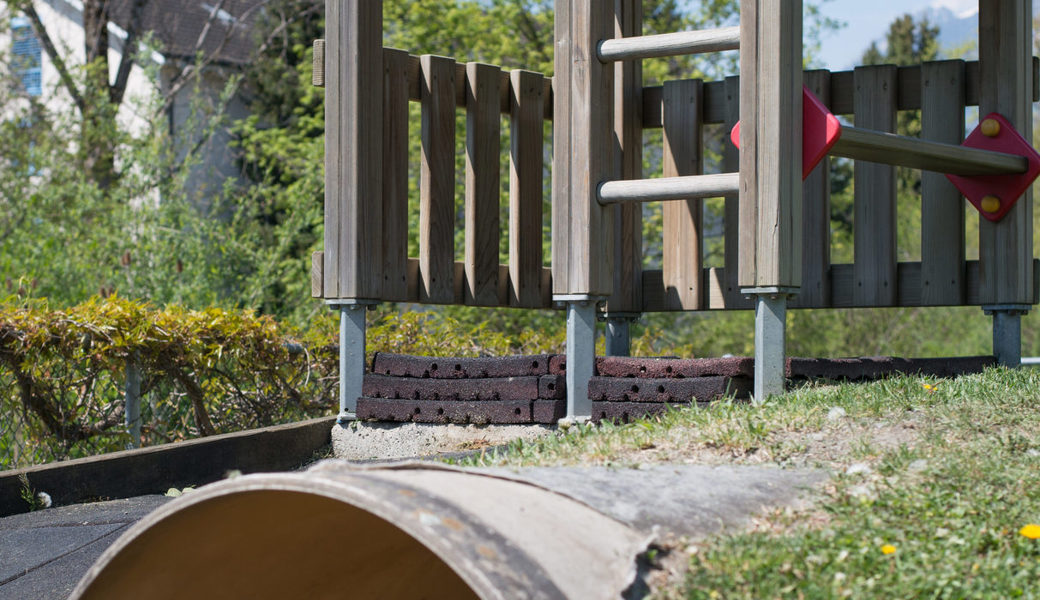  Das Fundament des Turms ragt aus dem Boden heraus. 