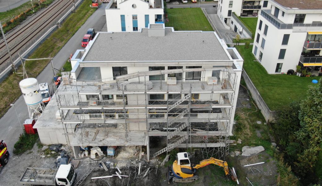  Der 43-jährige Schweizer war damit beschäftigt, das Fassadengerüst vom Neubau eines Mehrfamilienhauses abzubrechen. Dabei stand er auf der dritten und obersten Gerüstplattform. 