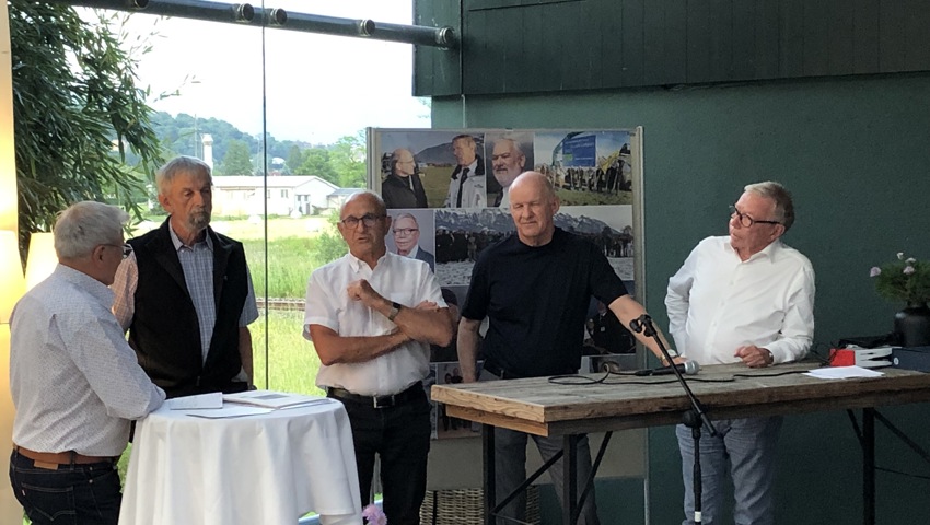 Victor Rohner (ehemaliger SRF-Moderator), Josef Schöb (Vertreter der Landverpächter und Bauern), Werner Schöb (ehemaliger Gemeindepräsident Gams), Werner Bollhalder (Schäfli-Wirt und Gründungsmitglied) und Markus Hilti (Vize-Präsident Golfclub Gams)