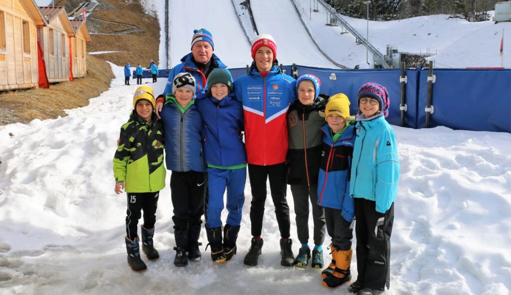  Geglückter Ausflug ins Berner Oberland für Flurin Hofmänner, Nino Leeser, Dario Lemmenmeier, Lars Künzle, Rony Dürr, Nils Lemmenmeier und Nathalie Ecker (von links) mit Trainer Thomas Kapitza (im Hintergrund). 