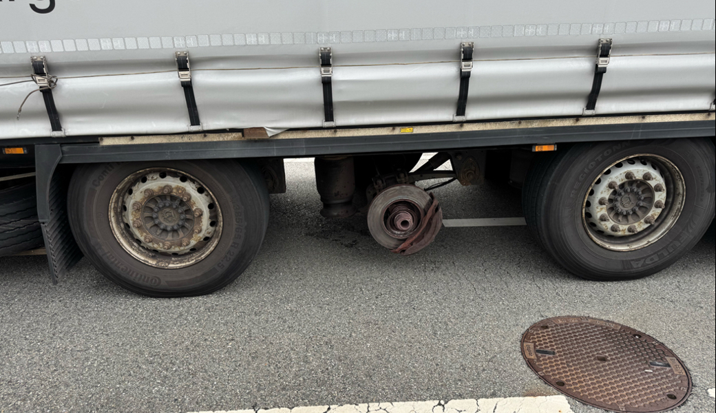 Die Polizei war erstaunt: Dieser Sattelschlepper fuhr trotz fehlendem Rad