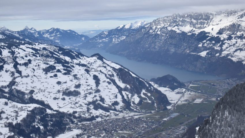  Auf dem Gipfel des Tschugga sieht man trotz mässigem Wetter bis über den Walensee. 