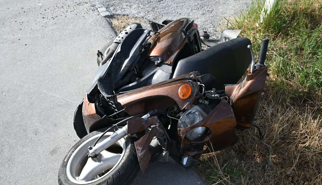 Der Rollerfahrer wurde verletzt. 