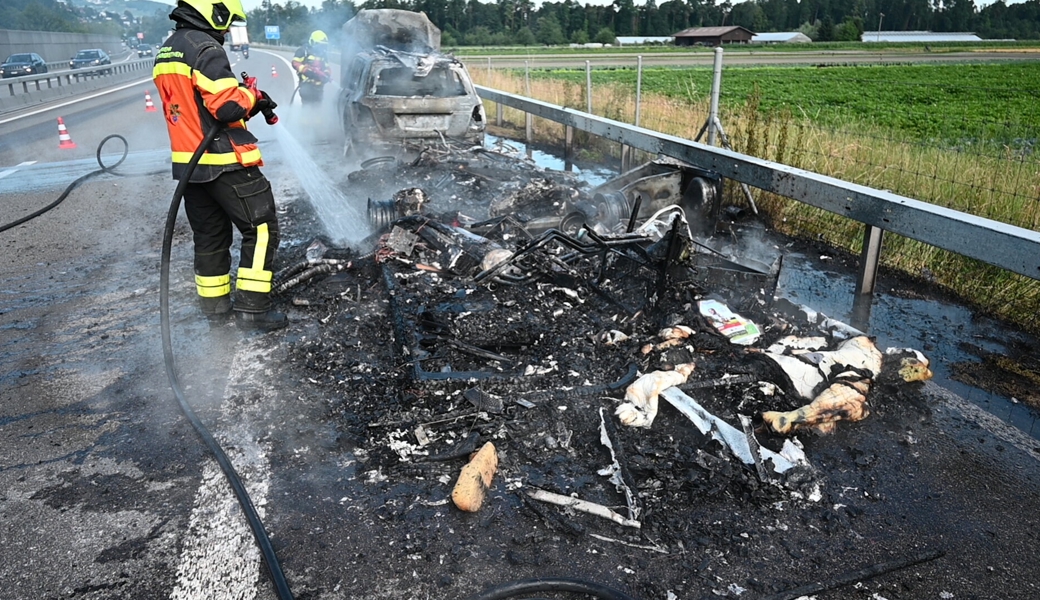 Auto und Wohnwagen auf Autobahn ausgebrannt