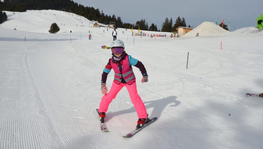  Mia aus Grabs meistert ihre ersten Kurven im Stemmbogen. 