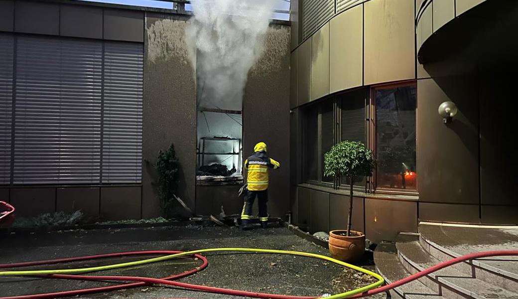 Die Feuerwehr fanden einen Teil der Stickerei im Inneren in Vollbrand vor.