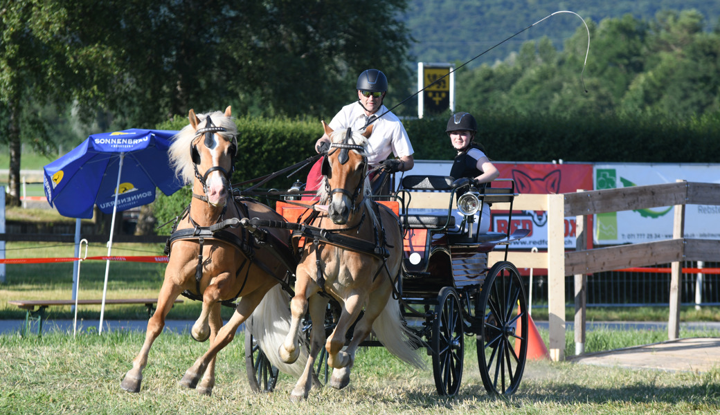 Urs und Laurina Bicker auf dem Weg zu Rang drei in der Prüfung «Jump and Drive».