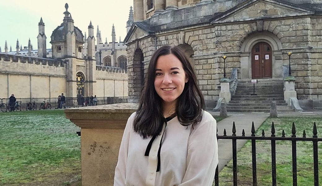  Anja Segmüller in der eleganten Schuluniform vor den Gemäuern der altehrwürdigen Universität Oxford. 