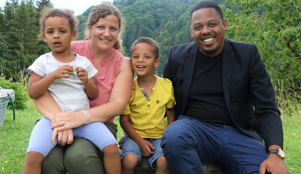  Yana, Bettina, Joshua und David Kuria-Isler (von links) geniessen den Aufenthalt bei den (Gross)-Eltern am Grabserberg. 