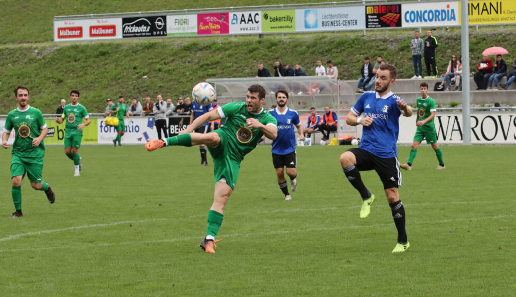  Buchs-Stürmer Silvan Bieri versucht den Ball aufs gegnerische Tor zu bringen. 