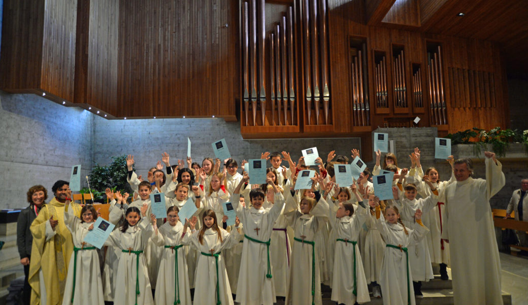  Die neuen Minis der Pfarrei Buchs zeigen stolz ihre Urkunden. Bilder: PD