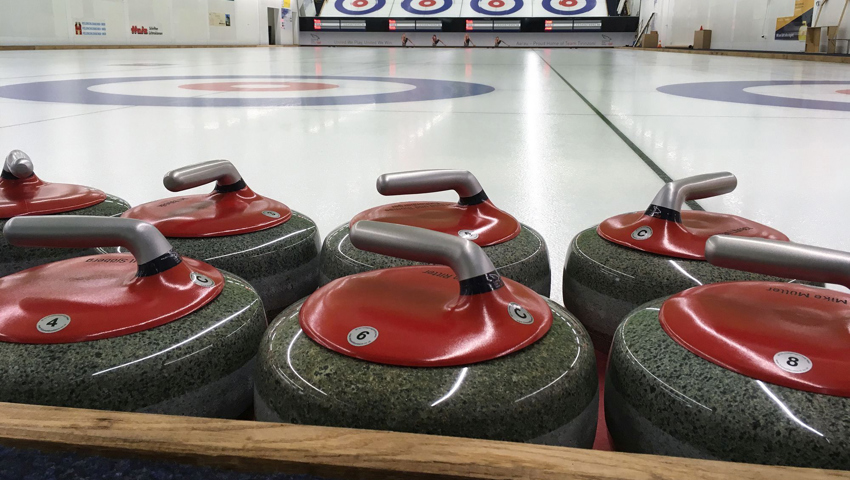 Die Curlingsteine im Griff: Das Wildhauser Team sicherte sich die Teilnahme des zweiten Teils der Schweizer Meisterschaften bereits mit dem Sieg in der zweiten Partie.