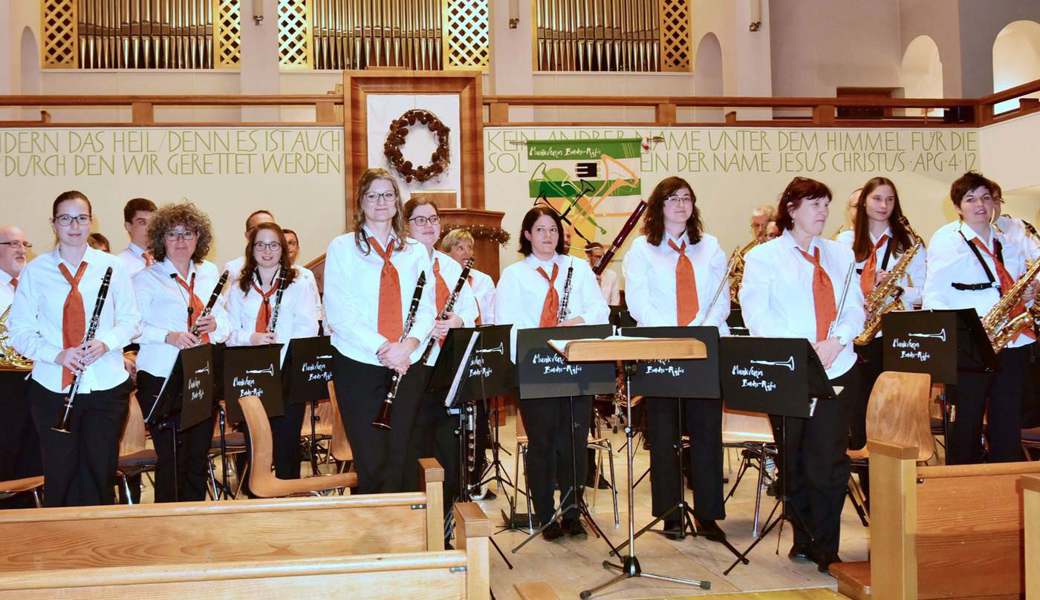 Die Buchser Musikantinnen und Musikanten konnten endlich wieder einmal ein Kirchenkonzert geben. Bilder: Heidy Beyeler