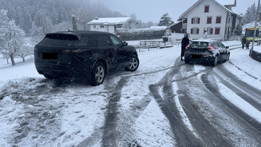 In Schellenberg gerieten zwei Autos ins Rutschen.