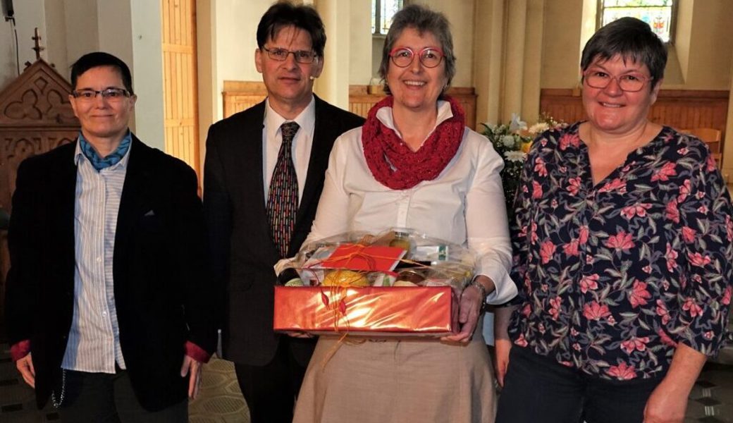  Renate Happel, John Bachmann und Heidi Roth verabschieden Teamleiterin Anni Vetsch (mit Geschenkkorb). 