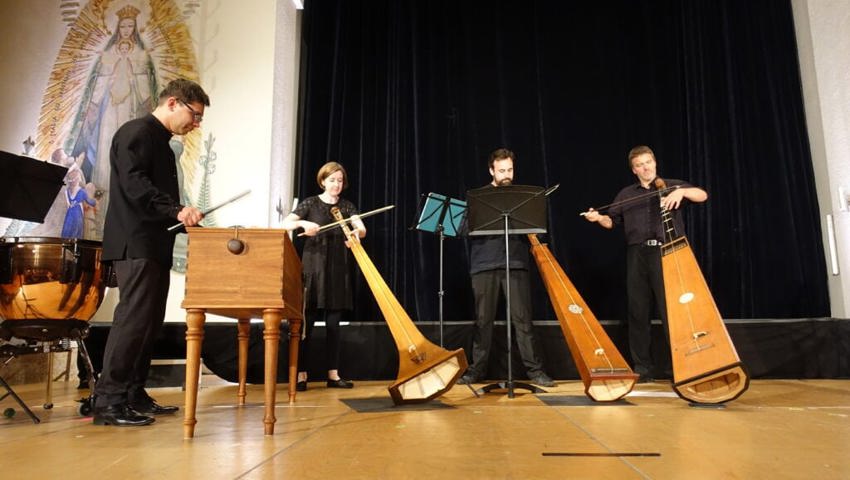  Ensemble Acrimboldo mit der Trommel und Tromba Marina.