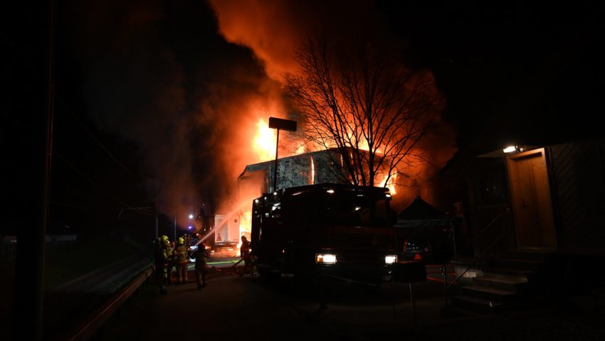 Stall in Vollbrand, Kühe gerettet: Löscharbeiten dauern an – grosser Sachschaden